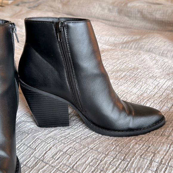 Black Madden Girl Klicck Ankle Bootie - Picture 4 of 9